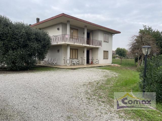 Villetta indipendente in vendita di 550 m² in Via Roma