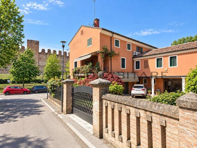 Villetta indipendente in vendita di 550 m² in Via Riva del Grappa, 61