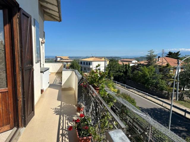 Villetta indipendente in vendita di 560 m² in Via Aldo Moro, 107