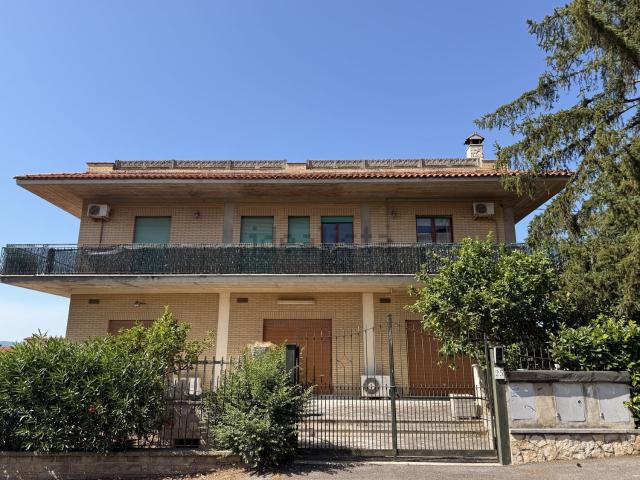 Villetta indipendente in vendita di 570 m² in Via Bagnatica, 37