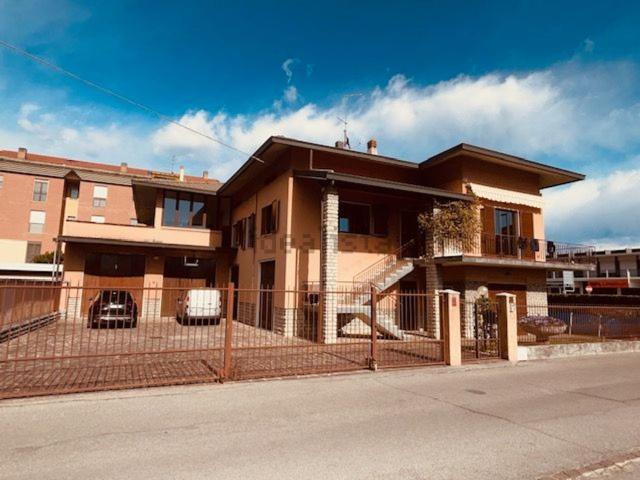 Villetta indipendente in vendita di 570 m² in Via Dante Alighieri