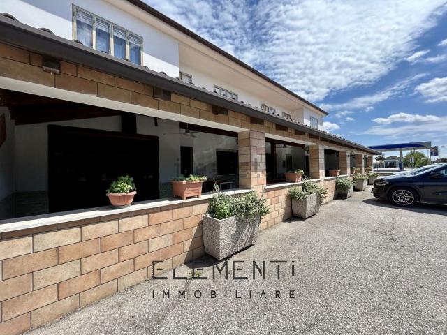 Villetta indipendente in vendita di 570 m² in Via Luppia Alberi