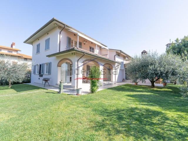 Villetta indipendente in vendita di 580 m² in Via della Fratellanza