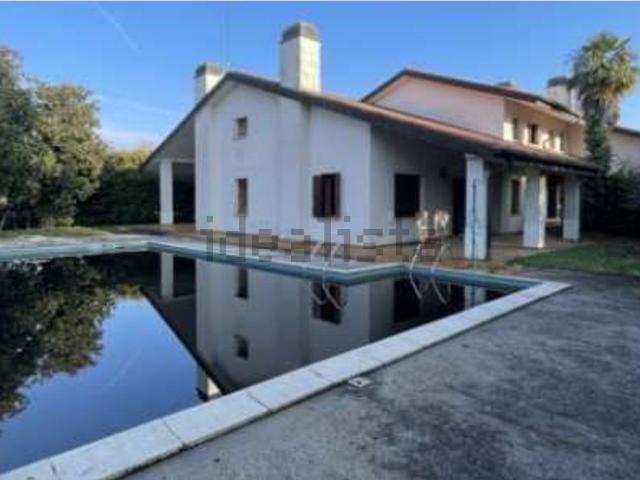 Villetta indipendente in vendita di 588 m² in Via Roma