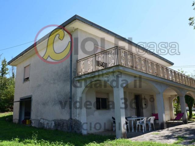Villetta indipendente in vendita di 592 m² in Via Basilea, 287