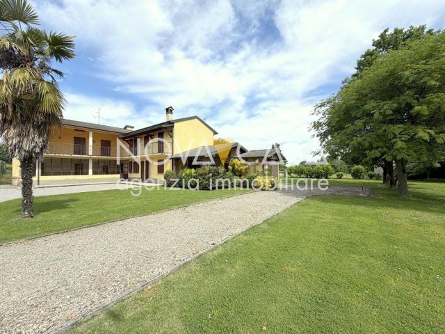 Villetta indipendente in vendita di 620 m² in Via Chiesa