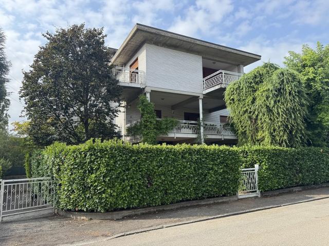 Villetta indipendente in vendita di 620 m² in Via Ippolito Nievo