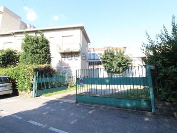 Villetta indipendente in vendita di 631 m² in Via Monviso, 15