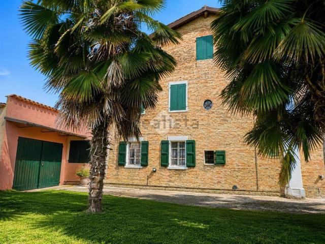 Villetta indipendente in vendita di 533 m² in Via J. B. Tito, 12