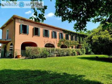 Villetta indipendente in vendita di 650 m² in Via U. Foscolo, 16
