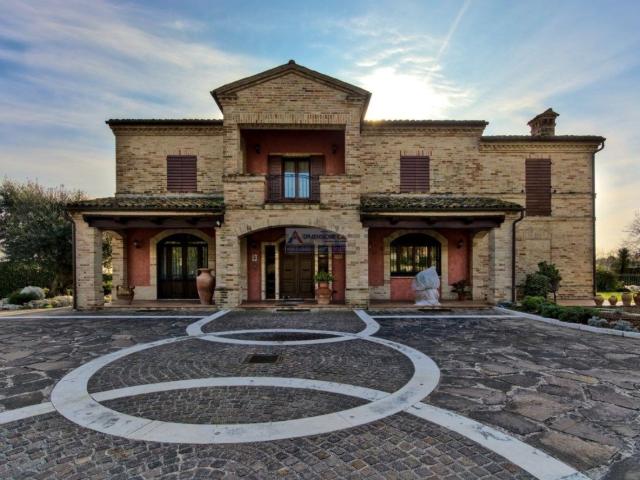 Villetta indipendente in vendita di 685 m² in Viale Dante Alighieri, 10