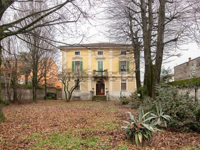 Villetta indipendente in vendita di 700 m² in Via Litta Alessandro, 12