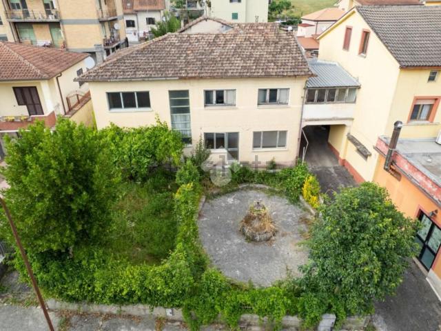 Villetta indipendente in vendita di 705 m² in Via Caio Ponzio, 48