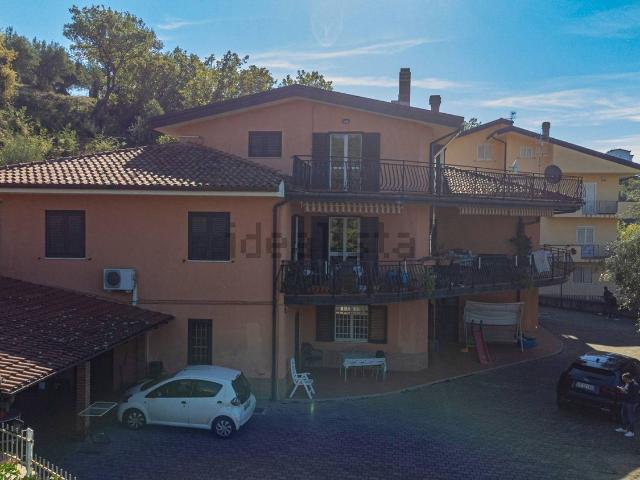 Villetta indipendente in vendita di 715 m² in Via Alcide de Gasperi, 25