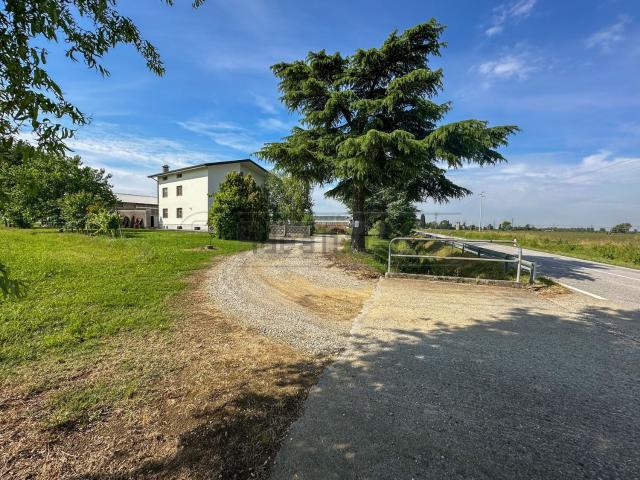 Villetta indipendente in vendita di 746 m² in Via G. Marconi, 10