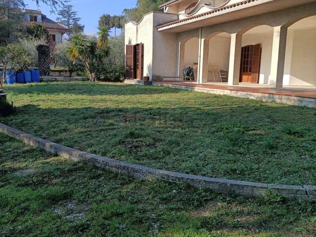 Villetta indipendente in vendita di 750 m²