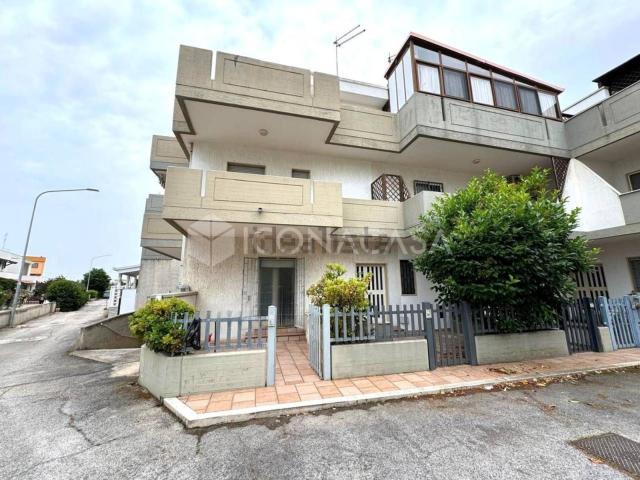Villetta indipendente in vendita di 80 m² in Via Lago di Lesina
