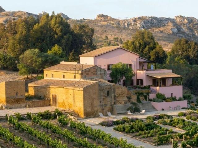 Villetta indipendente in vendita di 900 m² in Via Pier Santi Mattarella