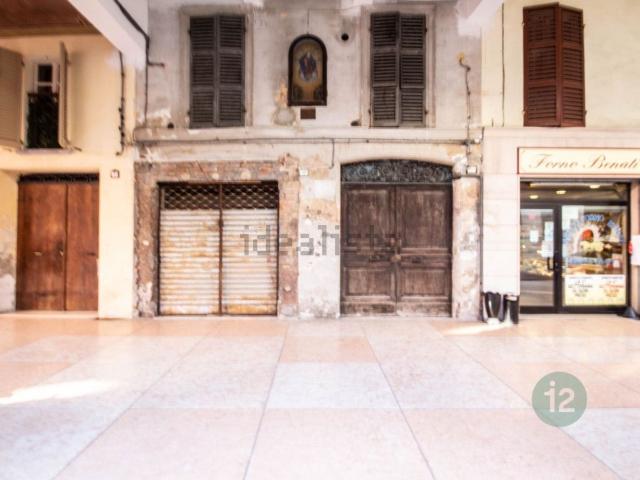 Villetta indipendente in vendita di 911 m² in Via Roma