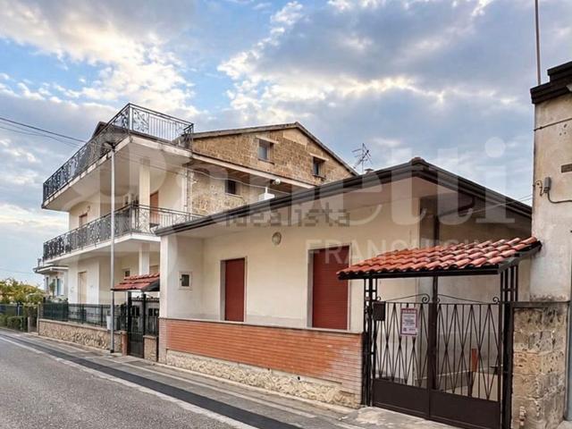 Villetta indipendente in vendita di 100 m² in Via Giuseppe Maria Capece Zurlo