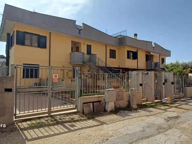 Villetta indipendente in vendita di 100 m² in Via Suessa Pometia