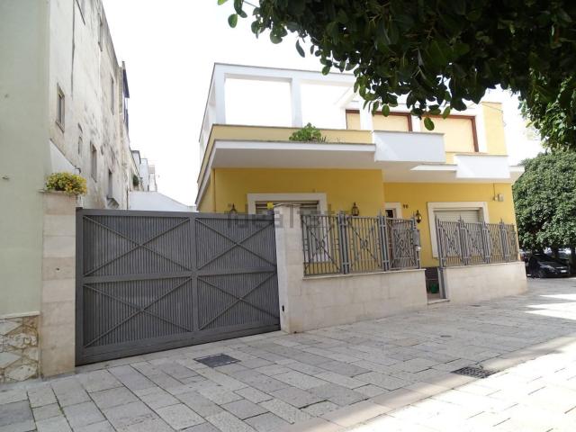 Villetta indipendente in vendita di 100 m² in Via Regina Sforza, 90