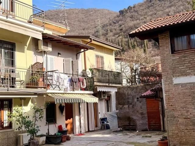 Villetta indipendente in vendita di 102 m² in Via Cesare Guerini