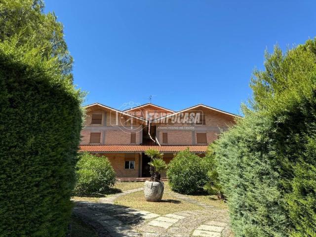 Villetta indipendente in vendita di 1049 m² in Via Coppelli, 14