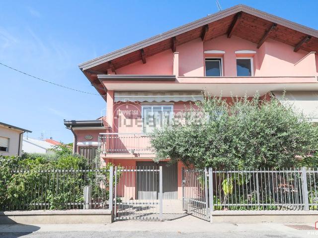 Villetta indipendente in vendita di 105 m² in Viale Cantù