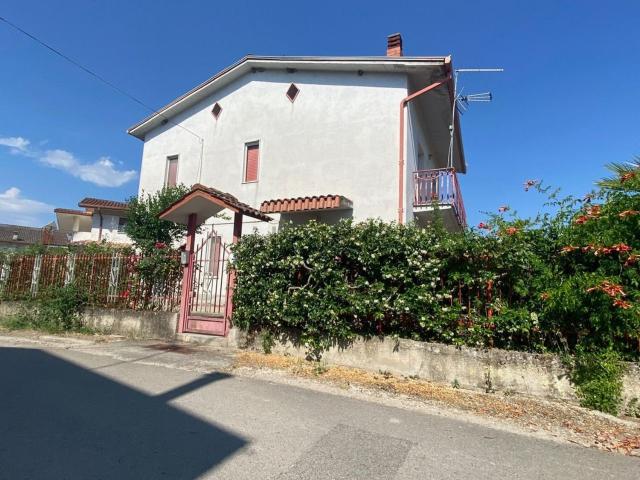Villetta indipendente in vendita di 110 m² in Via Francesco Petrarca, 13