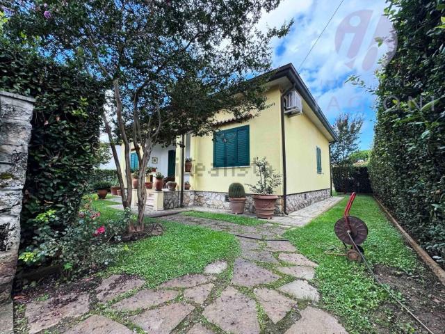 Villetta indipendente in vendita di 120 m² in Via Cortona, 87