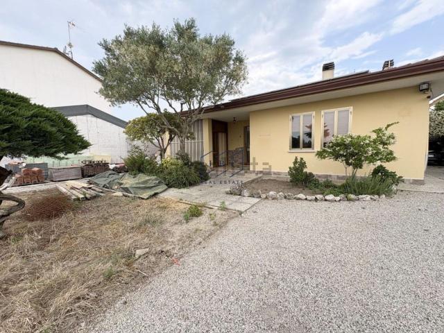 Villetta indipendente in vendita di 121 m² in Via Langhirosso