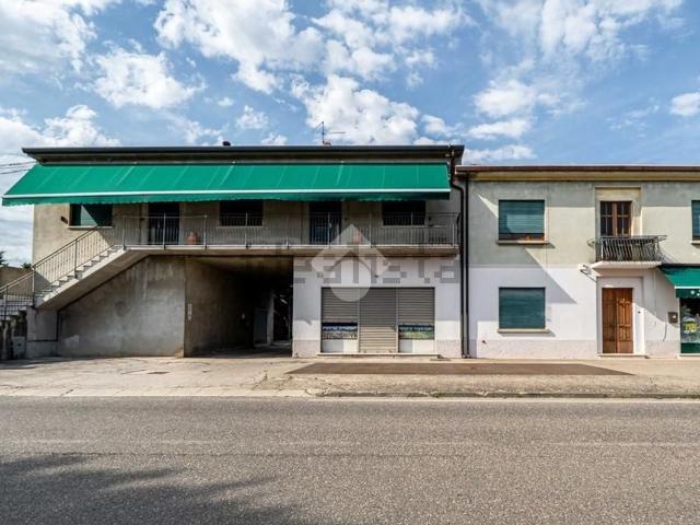 Villetta indipendente in vendita di 1296 m² in Via Garibaldi, 23