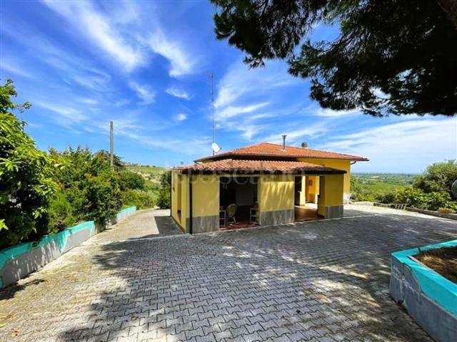 Villetta indipendente in vendita di 129 m² in Contrada Colle Porcino