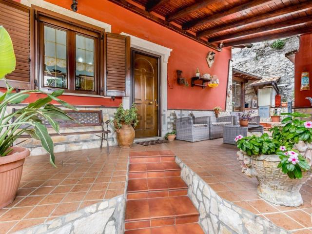 Villetta indipendente in vendita di 130 m² in Via del Colle