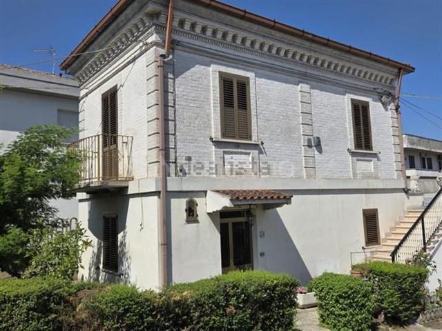 Villetta indipendente in vendita di 130 m² in Via Fiume Tavo