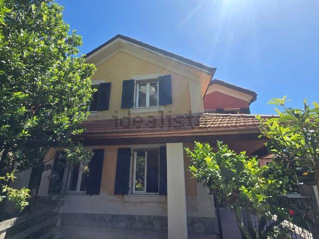 Villetta indipendente in vendita di 135 m² in Via Cardini, 28