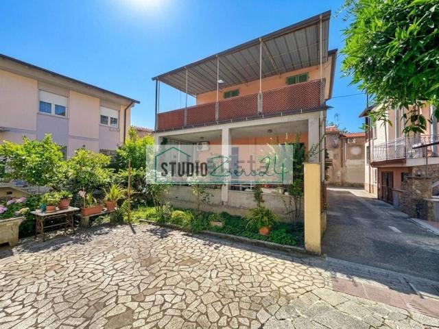 Villetta indipendente in vendita di 135 m² in Via Crocello