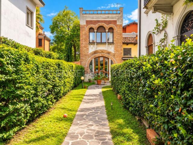 Villetta indipendente in vendita di 135 m² in Via Enrico Dandolo