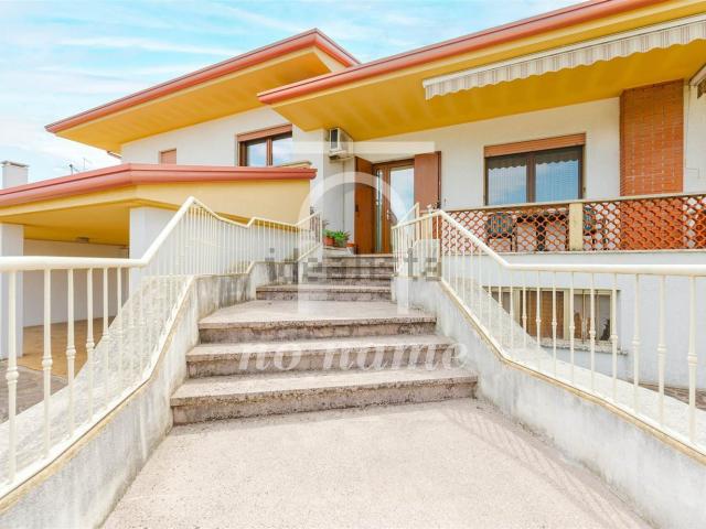 Villetta indipendente in vendita di 135 m² in Via Silvio Pellico, 17