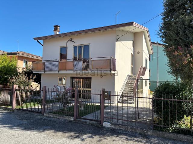 Villetta indipendente in vendita di 135 m² in Via Roma, 143