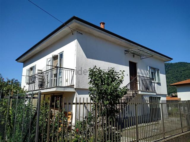 Villetta indipendente in vendita di 136 m² in Via U. Foscolo, 20