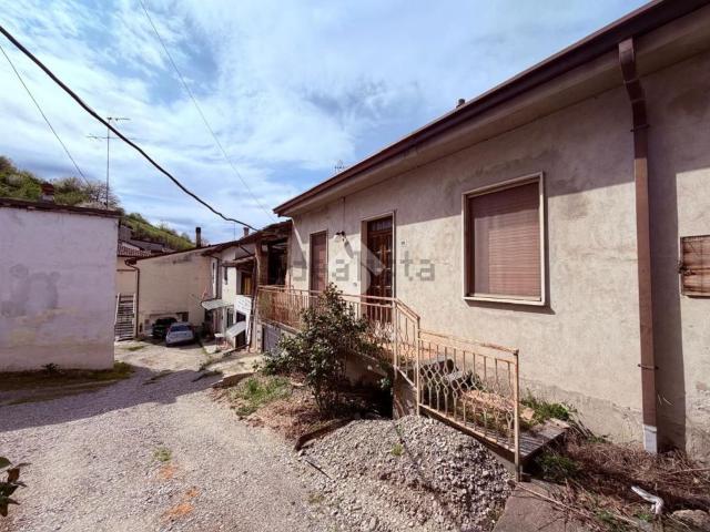 Villetta bifamiliare in vendita di 138 m² in Via dei Fiori, 32