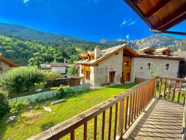 Villetta indipendente in vendita di 138 m² in Frazione Melezet, 93