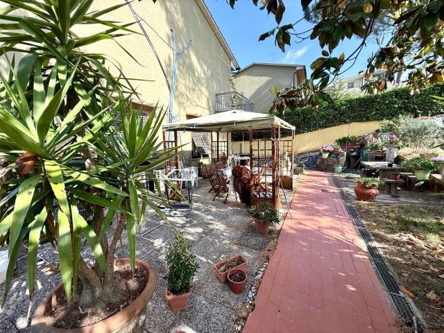 Villetta indipendente in vendita di 140 m² in Via Cesare Pavese