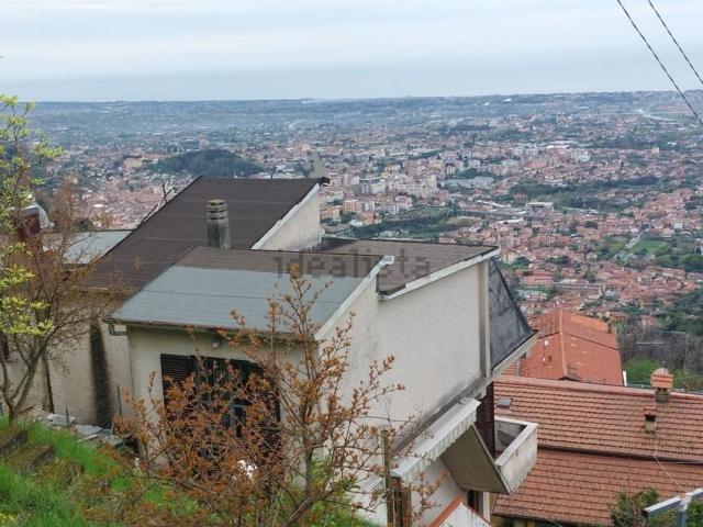 Villetta indipendente in vendita di 140 m² in Via Bergiola, 54100