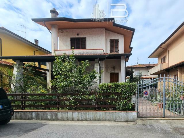 Villetta indipendente in vendita di 140 m² in Via Giovanni Pascoli