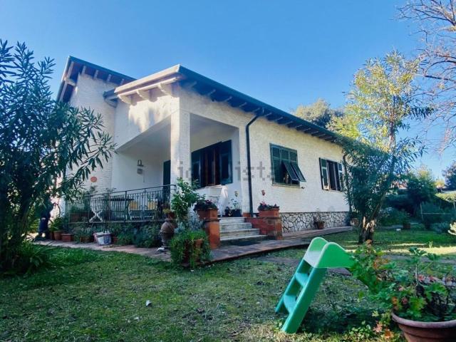 Villetta indipendente in vendita di 140 m² in Via delle Pinete