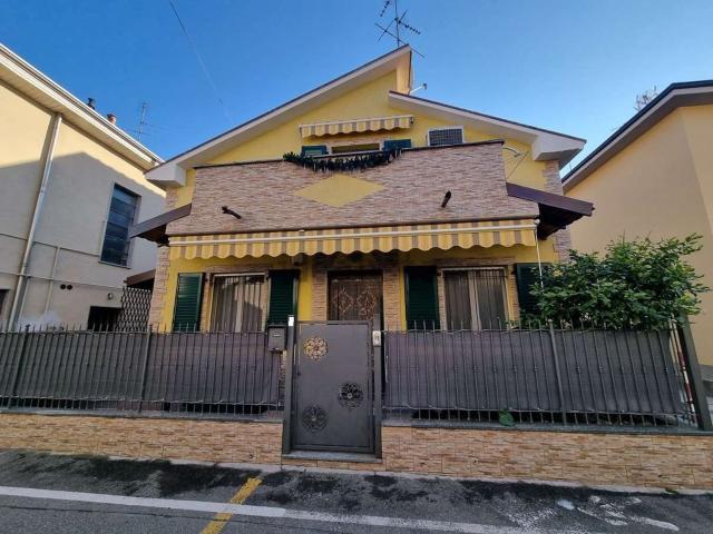 Villetta indipendente in vendita di 140 m² in Via Francesco Petrarca
