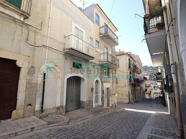 Villetta indipendente in vendita di 140 m² in Via Rapisardi, 11